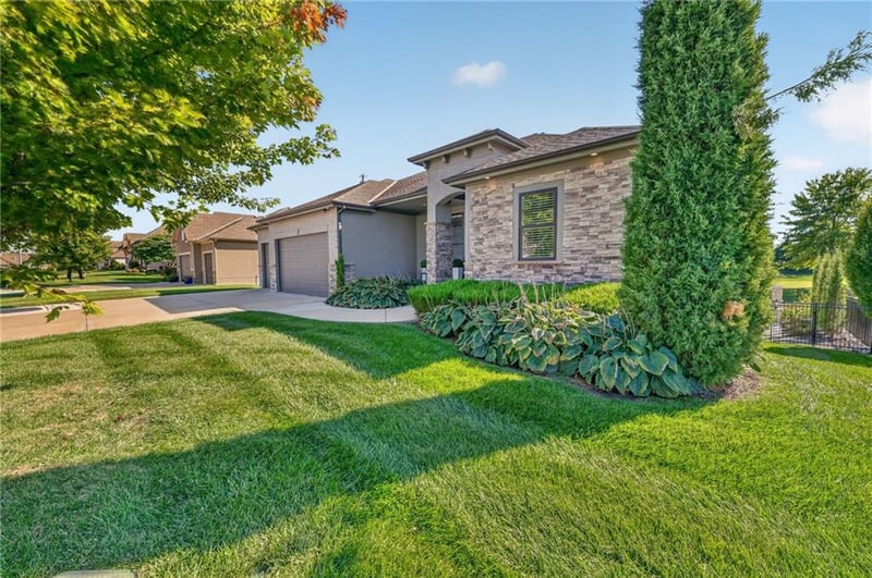 4316 S Stone Canyon Dr, Blue Springs, MO 64015