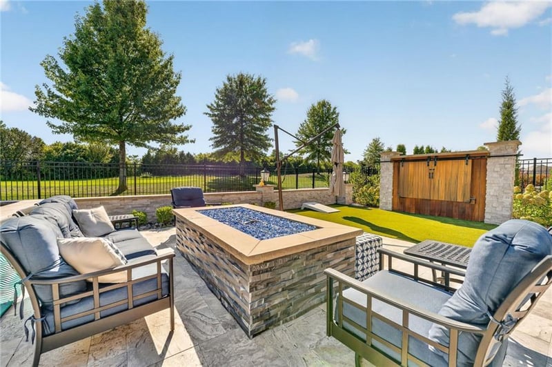 4316 S Stone Canyon Dr, Blue Springs, MO 64015