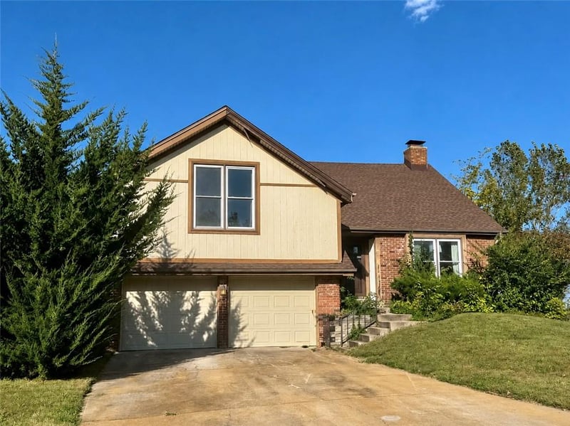 532 N Persimmon Dr, Olathe, KS 66061