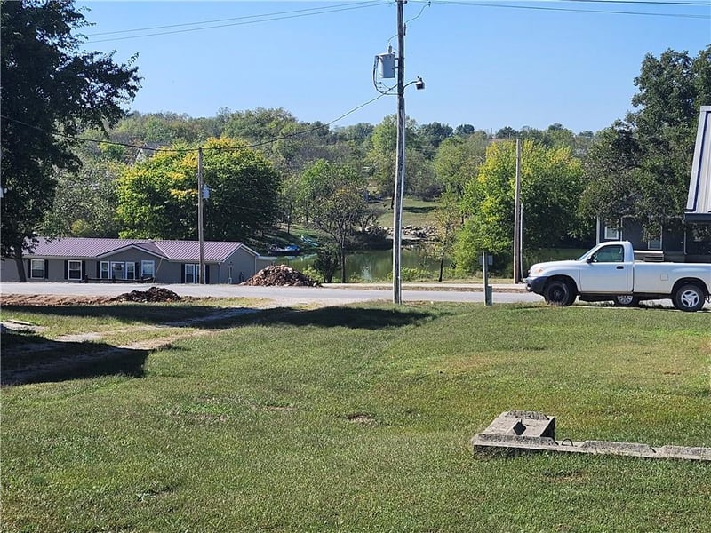 114 Kansas Dr, Linn Valley, KS 66040