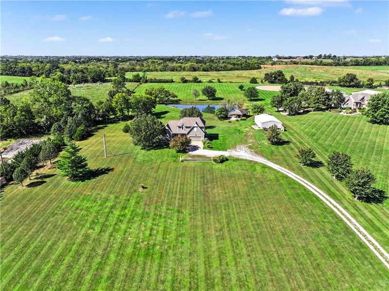 14891 142nd St, Bonner Springs, KS 66012