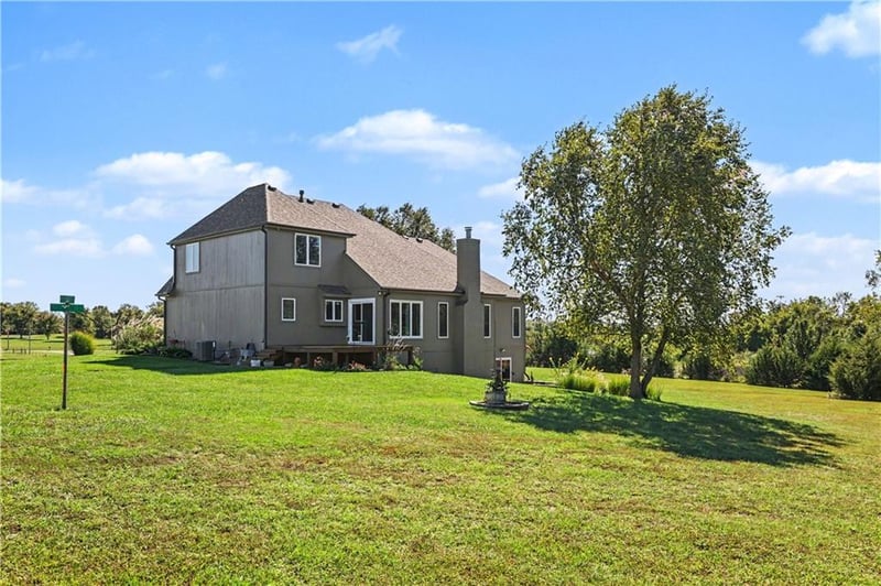 14891 142nd St, Bonner Springs, KS 66012