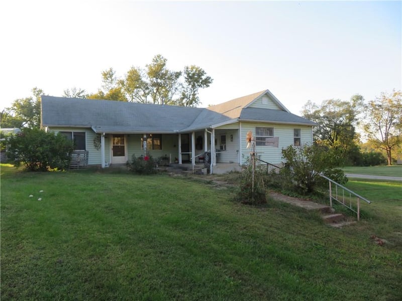 802 Union St, Oskaloosa, KS 66066