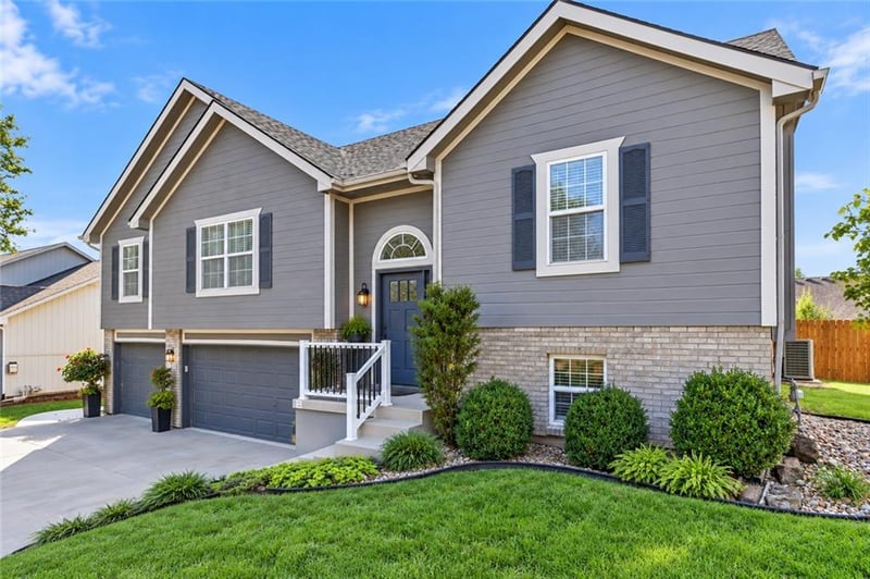 1804 SE Kenwood Dr, Blue Springs, MO 64014