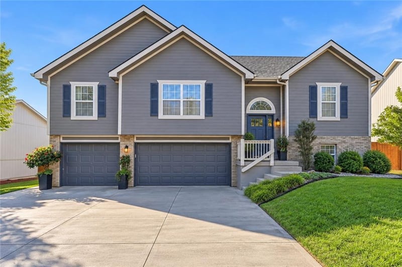 1804 SE Kenwood Dr, Blue Springs, MO 64014