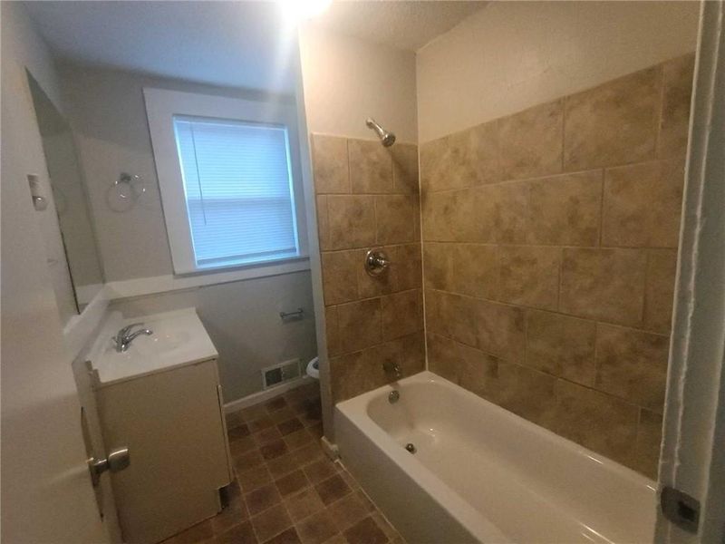1603 Elmwood St, Kansas City, MO 64127
