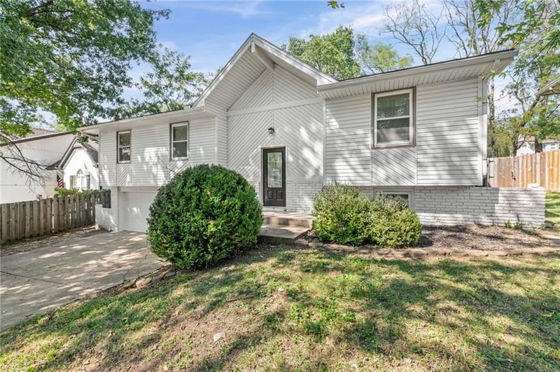14710 NW 67th St, Parkville, MO 64152