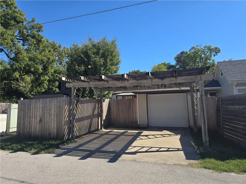 2106 Erie St, North Kansas City, MO 64116