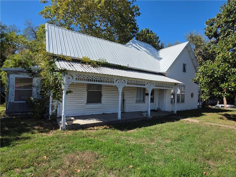 114 W Joe Davis St, El Dorado Springs, MO 64744