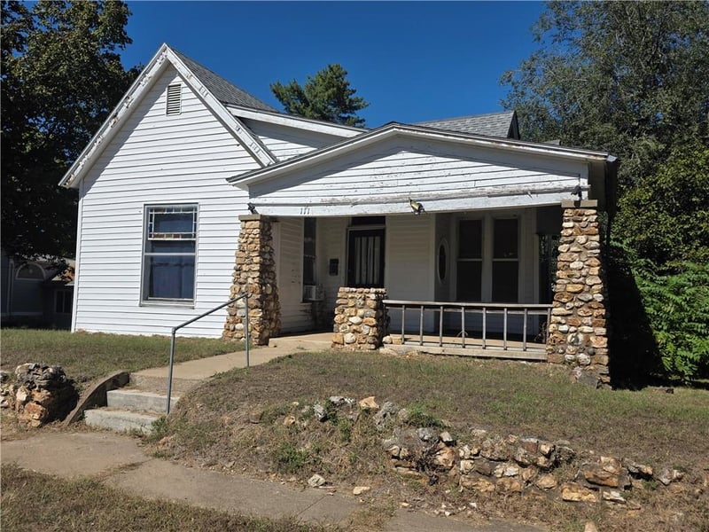 111 W Joe Davis St, El Dorado Springs, MO 64744