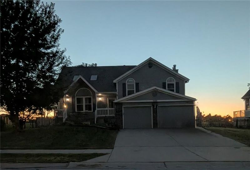 1628 NE Auburn Dr, Lee's Summit, MO 64086