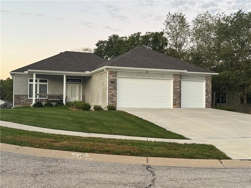 1925 Carter Ct, Liberty, MO 64068