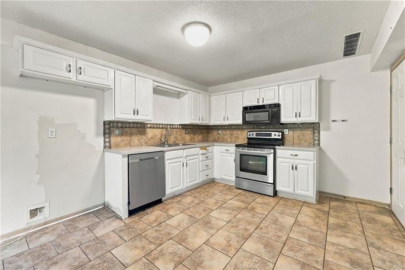 15521 E 48th St, Kansas City, MO 64136