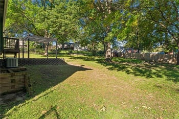 700 NE 55th St, Kansas City, MO 64118