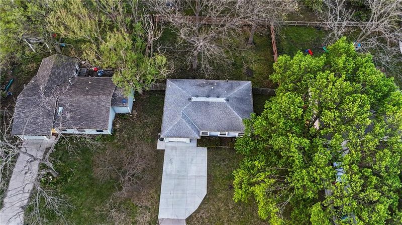 3804 Shadybrook Ln, Lawrence, KS 66047