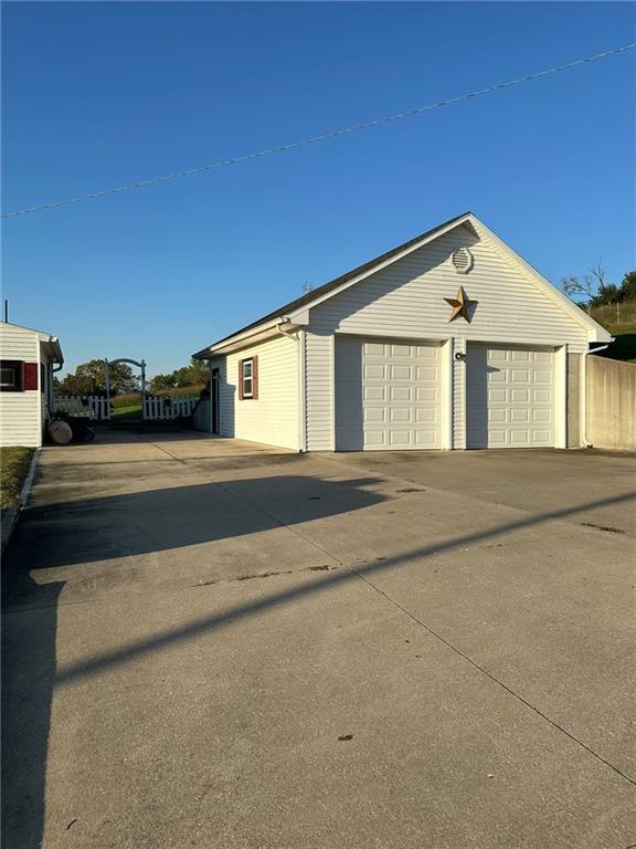 26876 Tonganoxie Dr, Leavenworth, KS 66048
