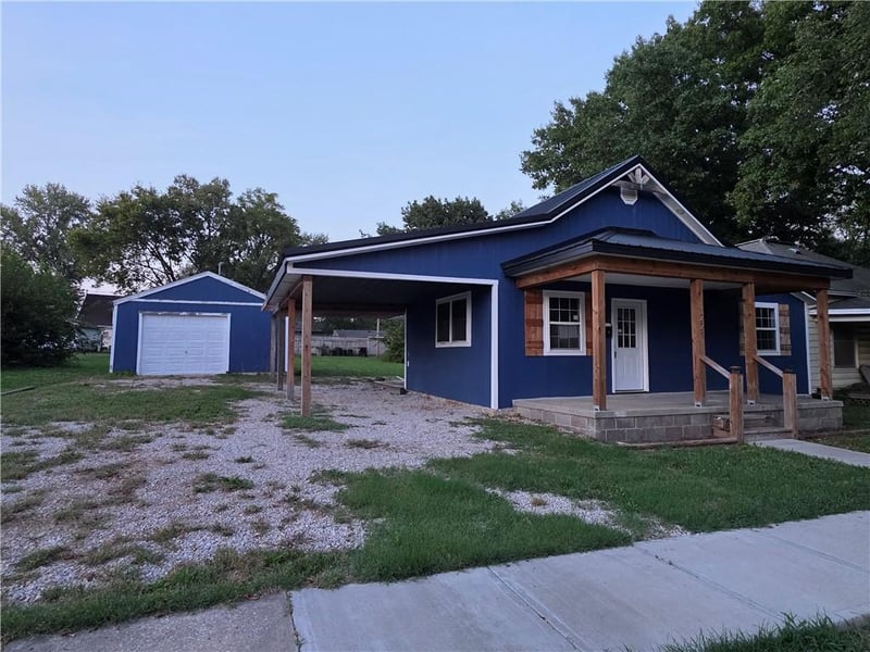 221 E 2nd Ave, Garnett, KS 66032