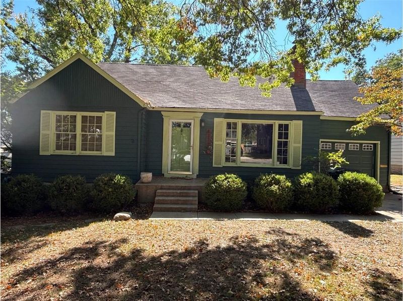 4117 W 53rd Ter, Roeland Park, KS 66205