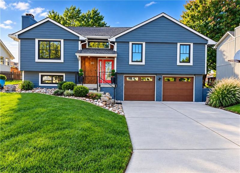 612 SE Cumberland Dr, Lee's Summit, MO 64063