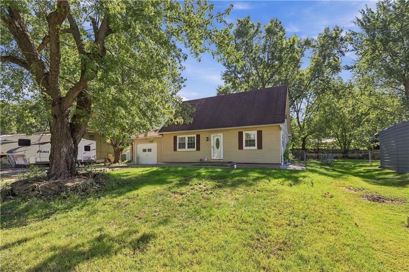 214 Cedarlane Dr, Wellsville, KS 66092