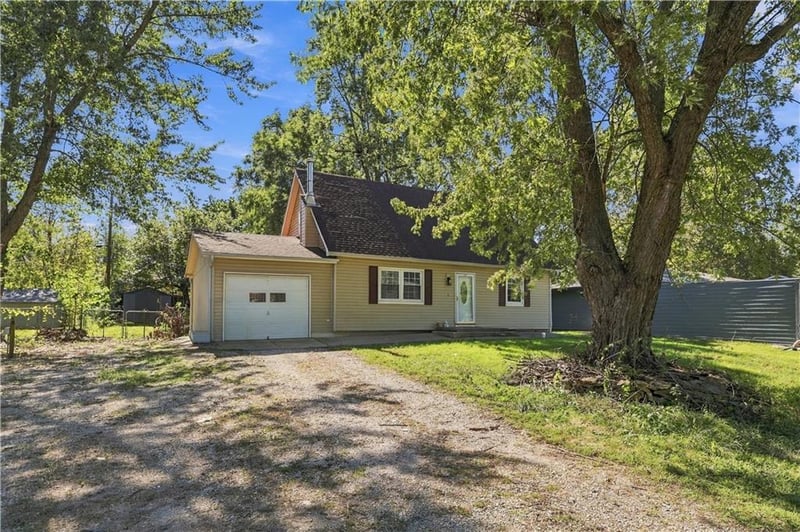 214 Cedarlane Dr, Wellsville, KS 66092