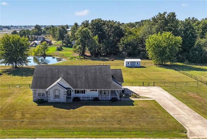 37 6th Rd, Lamar, MO 64759
