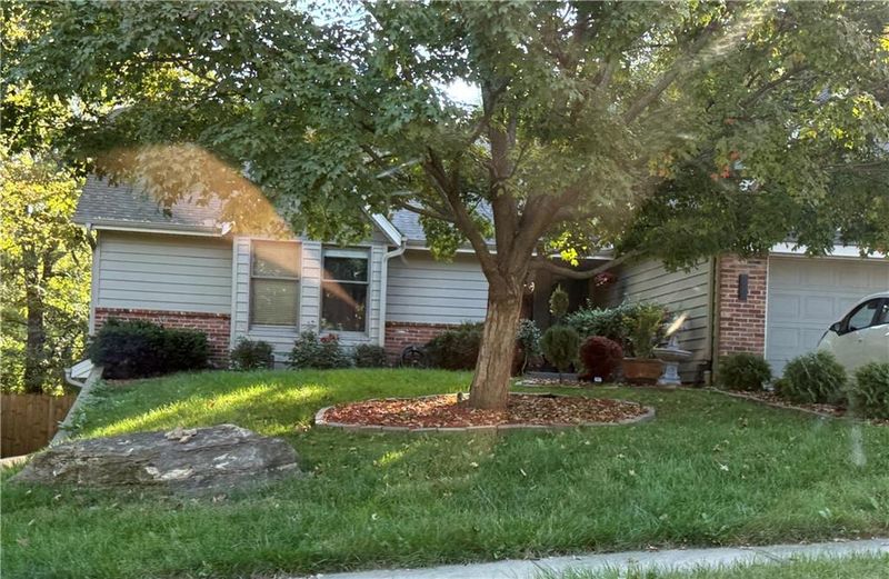 6911 N Flora Ave, Gladstone, MO 64118