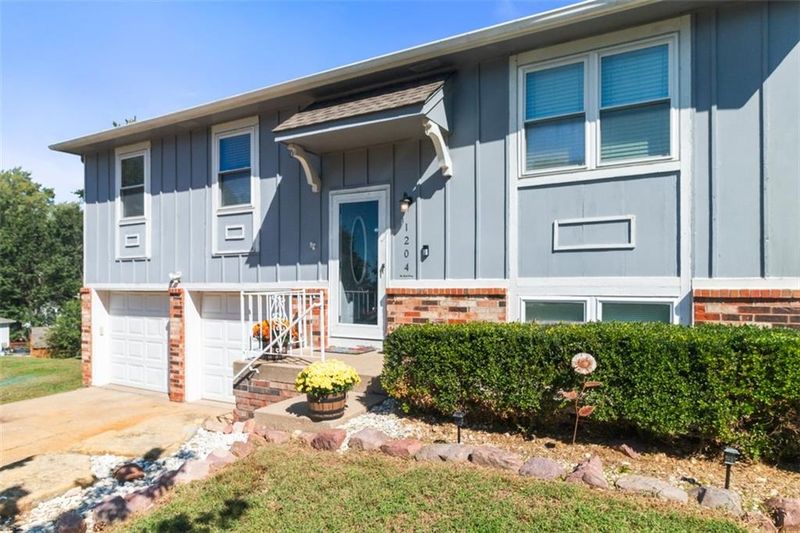 1204 Trenton Pl, Blue Springs, MO 64015