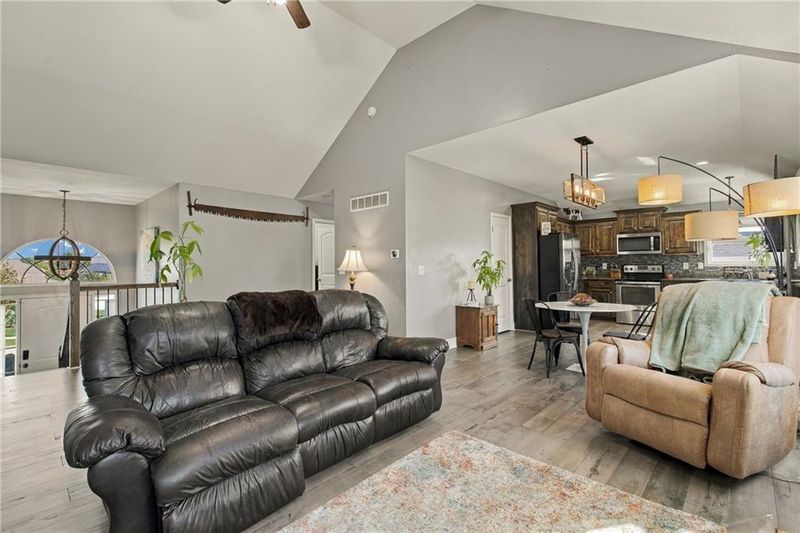 824 N Oak Ter, Tonganoxie, KS 66086