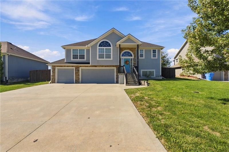 824 N Oak Ter, Tonganoxie, KS 66086