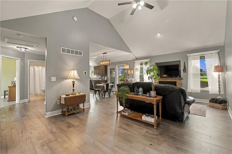 824 N Oak Ter, Tonganoxie, KS 66086