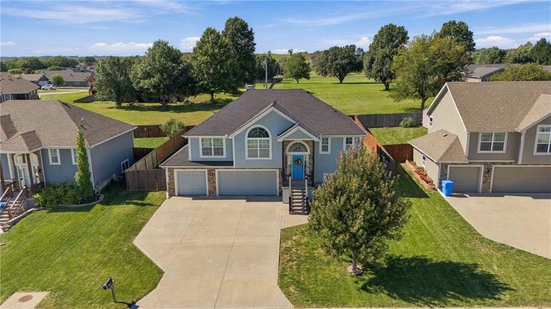 824 N Oak Ter, Tonganoxie, KS 66086