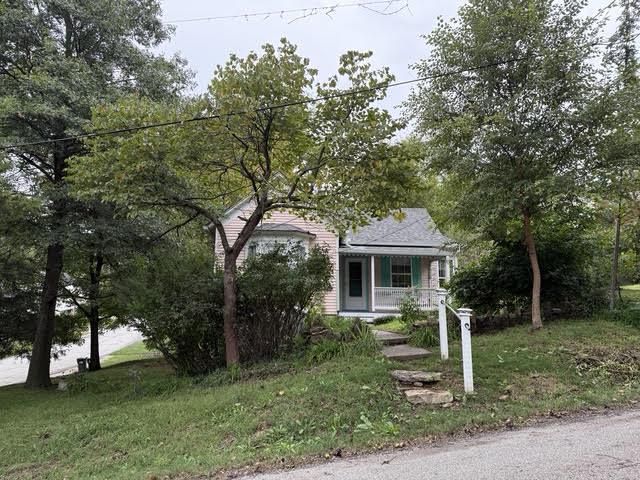 6 W 12th St, Parkville, MO 64152