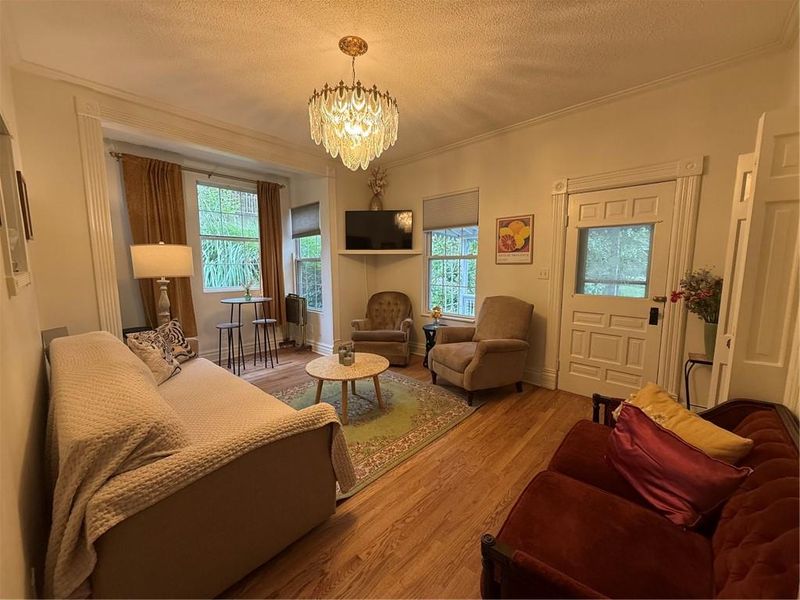 6 W 12th St, Parkville, MO 64152