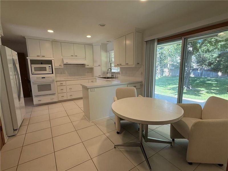 4100 W 100th Ter, Overland Park, KS 66207