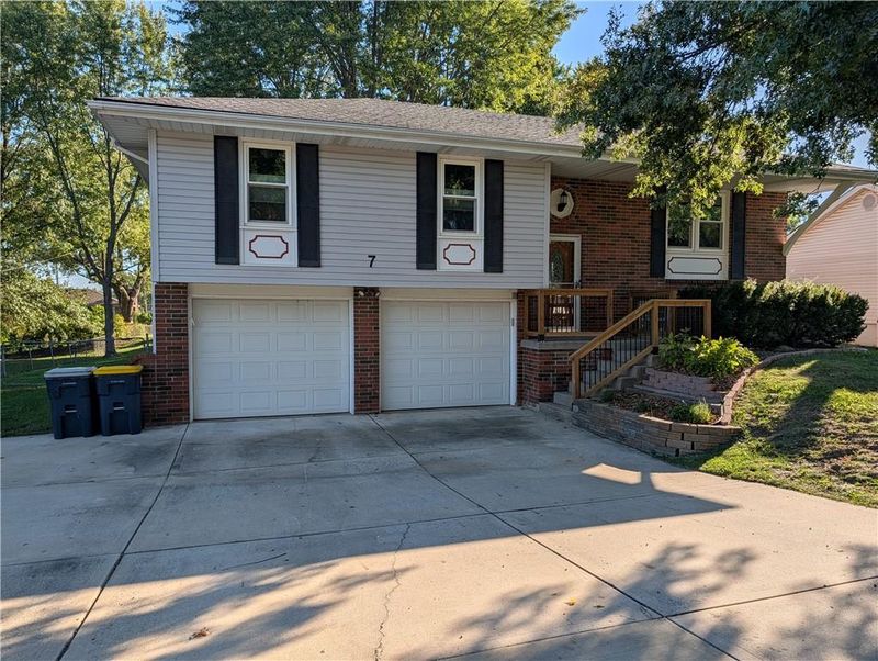 7 NE 80th St, Kansas City, MO 64118