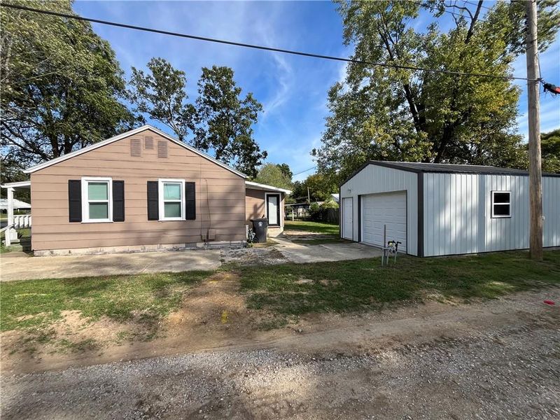 115 N 2nd St, Chetopa, KS 67336
