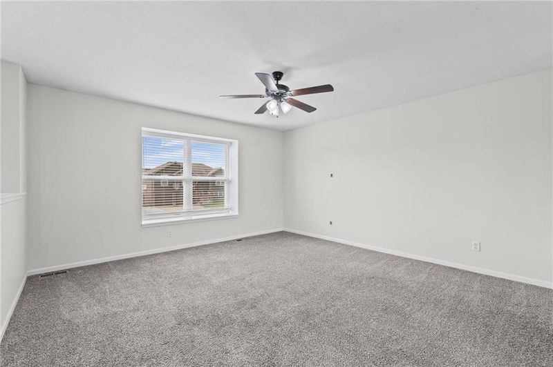 502 193rd St, Smithville, MO 64089