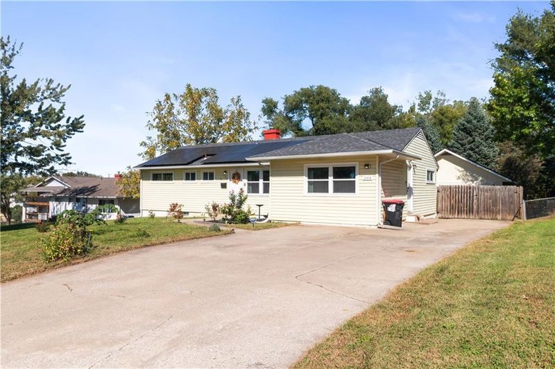 203 SW Mcclendon Dr, Lee's Summit, MO 64081