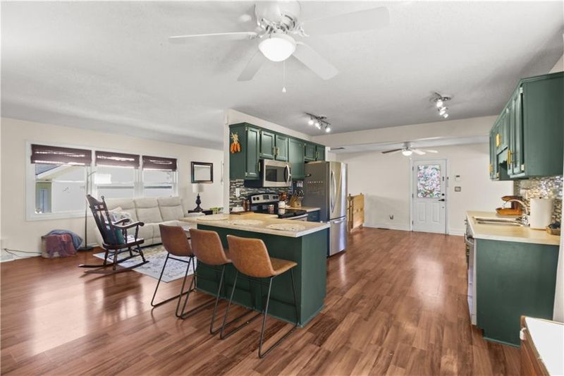 203 SW Mcclendon Dr, Lee's Summit, MO 64081