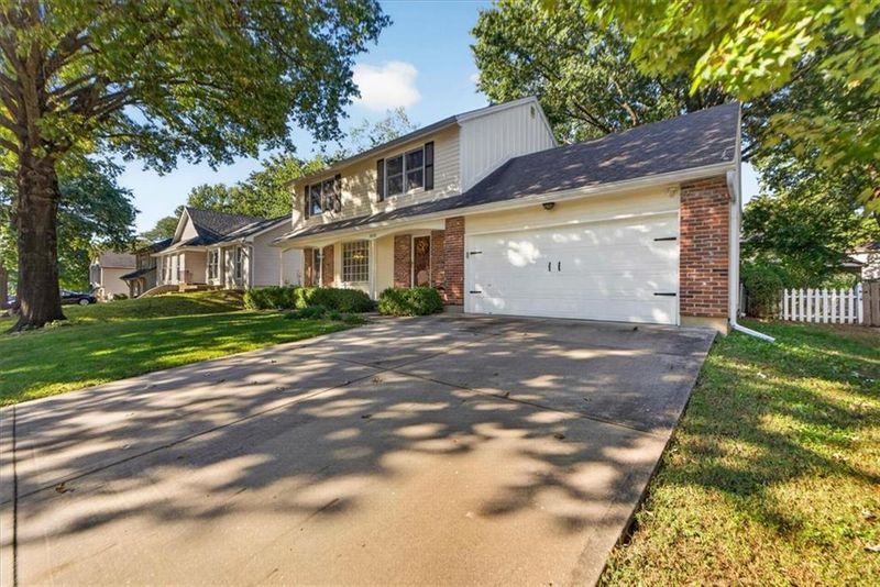10228 Caenen Dr, Lenexa, KS 66215