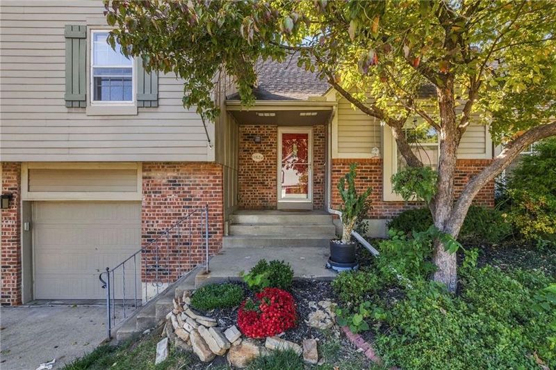 11624 Cody St, Overland Park, KS 66210