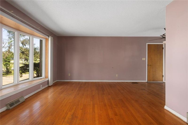 8431 Glenwood St, Overland Park, KS 66212