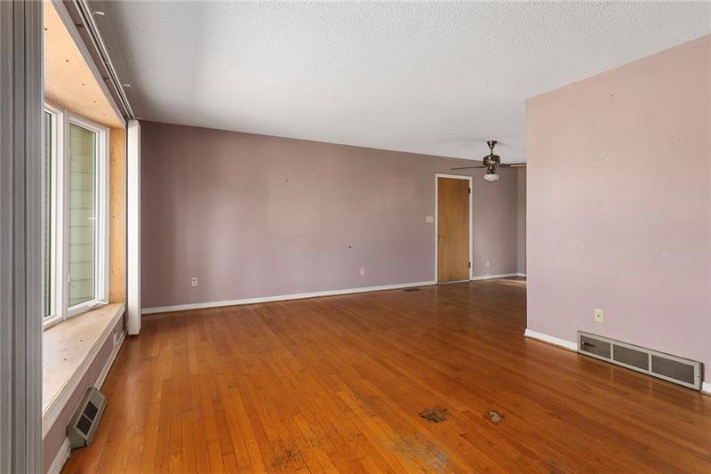 8431 Glenwood St, Overland Park, KS 66212