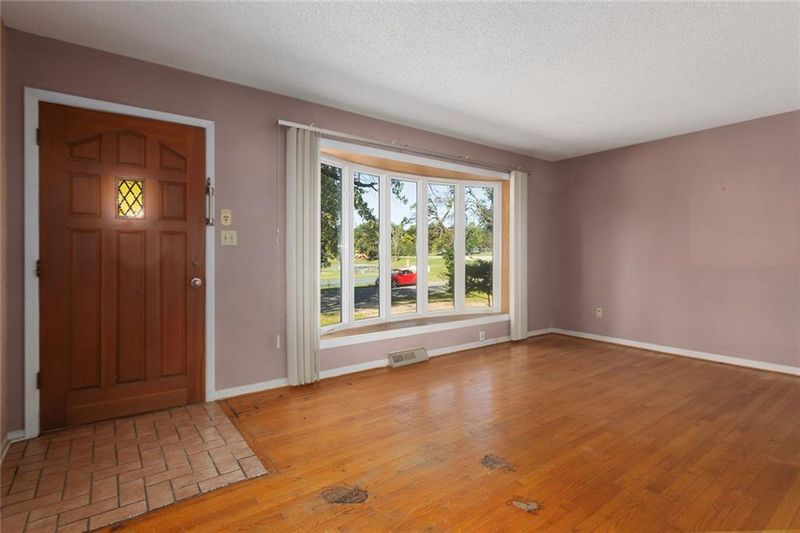 8431 Glenwood St, Overland Park, KS 66212