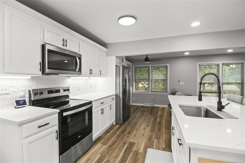 211 Se Noeleen Ln, Lee's Summit, MO 64063