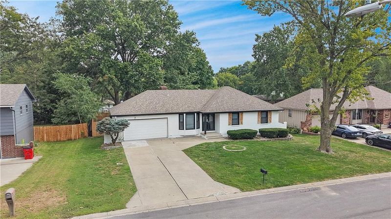 211 Se Noeleen Ln, Lee's Summit, MO 64063