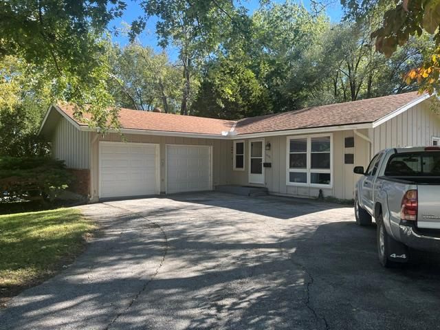 3501 Woodbury St, Independence, MO 64055