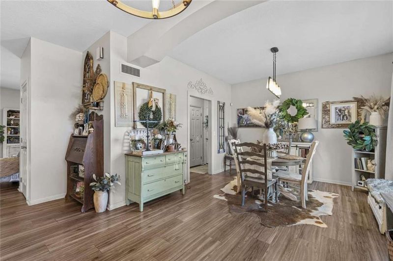 211 Surrey Ct, Smithville, MO 64089
