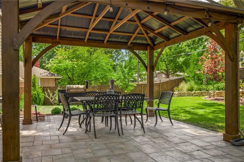 9930 Linden St, Overland Park, KS 66207
